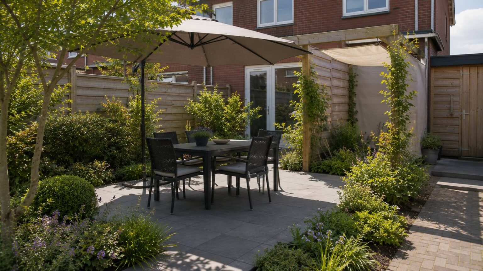 Schaduw terras tuin met parasol, pergola, schaduwdoek, klimplanten, heesters en kleine boom rond een terras. schaduw terras tuin